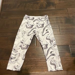 NWOT SO Extra soft Capri swirl leggings